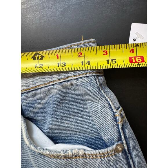 Urban Outfitters BDG NWT Mom Jeans High Rise Distressed Light Blue Wash Size 28 - Picture 7 of 8